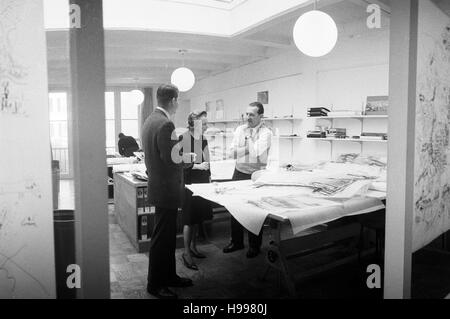 Chloethiel Woodard Smith, l'architecte de Washington, D.C., à son bureau, Novembre 1964 Banque D'Images