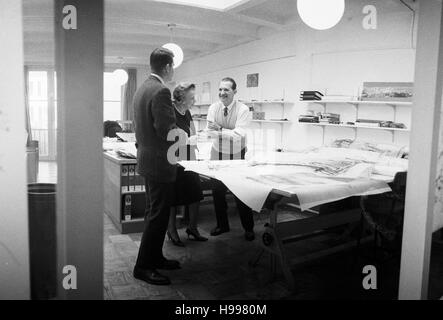 Chloethiel Woodard Smith, l'architecte de Washington, D.C., à son bureau, Novembre 1964 Banque D'Images