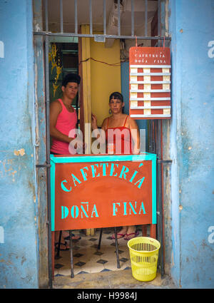 La Havane, Cuba : scène de rue, La Vieille Havane Banque D'Images