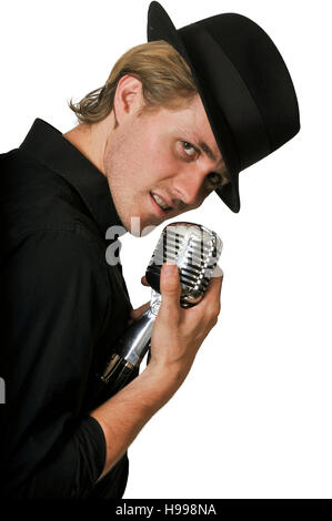 Bel homme le chant avec un microphone vintage Banque D'Images