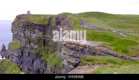 Situé dans le sud-ouest de l'Irlande, les Falaises de Moher est l'une des attractions touristiques les plus comme indiqué par les visiteurs dans la photo. Banque D'Images