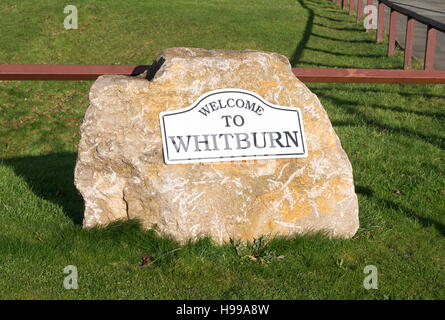 Inscription Bienvenue à Whitburn Village, North East England, UK Banque D'Images
