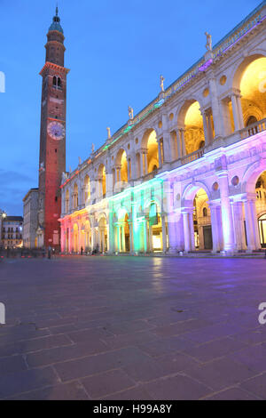 Acnient monument de style classique avec éclairage de couleur dans la ville historique de Vicence en Italie Banque D'Images