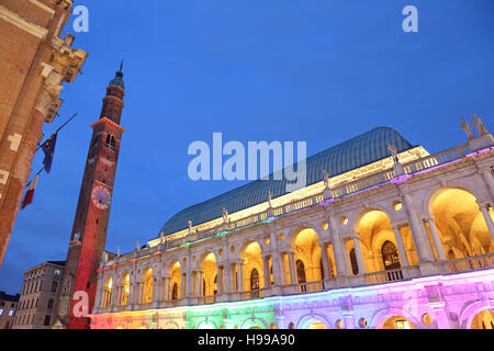 Monument historique appelée Basilique palladienne avec des lumières multicolores dans le centre-ville de Vicence, dans le nord de l'Italie Banque D'Images