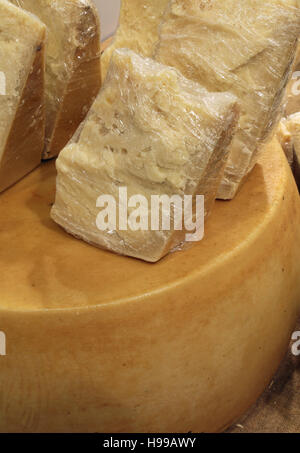 De nombreux morceaux de parmesan italien original en vente dans la ferme laitière de montagne Banque D'Images