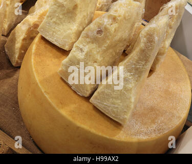 Beaucoup de morceaux de fromage parmesan italien en vente dans l'industrie laitière Banque D'Images