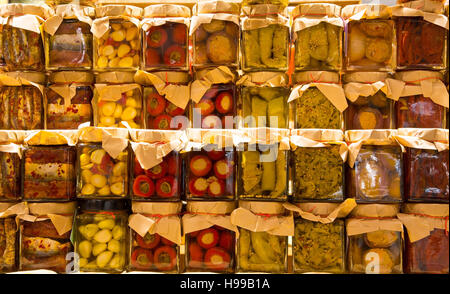 De nombreux pots de conserves de tomates italiennes et de nombreux légumes Banque D'Images