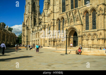 Les personnes qui désirent visiter l'une des principales attractions de York York Minster dans la ville de York Yorkshire Angleterre Banque D'Images