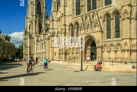 Les personnes qui désirent visiter l'une des principales attractions de York York Minster dans la ville de York Yorkshire Angleterre Banque D'Images