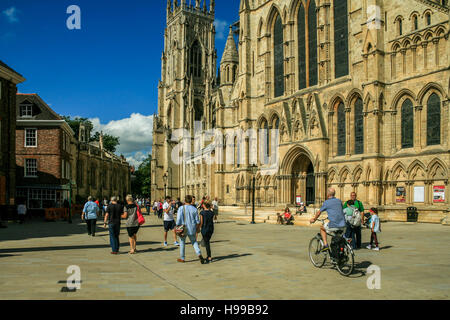 Les personnes qui désirent visiter l'une des principales attractions de York York Minster dans la ville de York Yorkshire Angleterre Banque D'Images