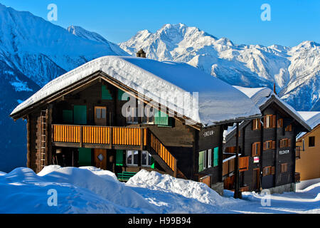 Chalet suisse avec d'épaisseur de neige sur le toit contre le pic Fletschhorn, Bettmeralp, Valais, Suisse Banque D'Images