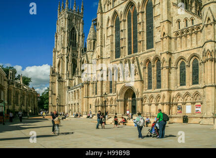 Les personnes qui désirent visiter l'une des principales attractions de York York Minster dans la ville de York Yorkshire Angleterre Banque D'Images