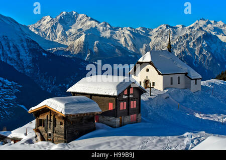 Chapelle couverte de neige Kapelle Maria zum Schnee contre les pics sur les Alpes Pennines, Bettmeralp, Valais, Suisse Banque D'Images