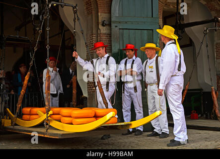 Fromage à la guilde des porteurs de fromages, l'équilibre du marché du fromage d'Alkmaar, Pays-Bas Banque D'Images