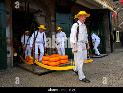 Fromage à la guilde des porteurs de fromages, à l'échelle du marché du fromage d'Alkmaar, Pays-Bas Banque D'Images