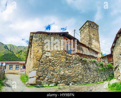 La montagne de townlet Mestia bénéficie d'un lot de conserves de maisons en pierre avec de hautes tours, typique de Svaneti, Georgia. Banque D'Images
