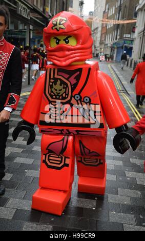 Un "Legoman' dans la deuxième édition annuelle de Noël Hamleys Toy Parade sur Regent Street, au centre de Londres. Banque D'Images