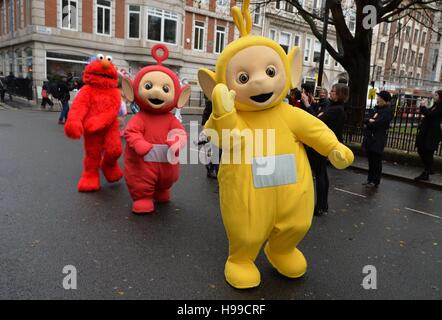 "Teletubbies" à préparer pour commencer la deuxième édition annuelle de Noël Hamleys Toy Parade sur Regent Street, au centre de Londres. Banque D'Images