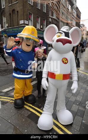 'Fireman Sam' et 'Danger' Souris assister à la deuxième édition annuelle de Noël Hamleys Toy Parade sur Regent Street, au centre de Londres. Banque D'Images