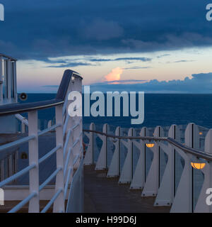 Tôt le matin sur le pont supérieur d'un navire de croisière à l'heure bleue avant le lever du soleil avec un pont humide et ciel orageux Banque D'Images