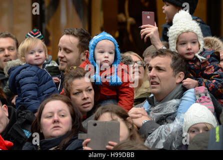 Les enfants vont à la deuxième assemblée annuelle de Noël Hamleys Toy Parade sur Regent Street, au centre de Londres. Banque D'Images