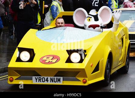 "Danger Mouse' est conduit en voiture dans la deuxième édition annuelle de Noël Hamleys Toy Parade sur Regent Street, au centre de Londres. Banque D'Images