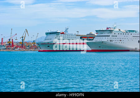 Deux ferries dans le port avec les grues de port du fret sur l'arrière-plan, Héraklion, Crète, Grèce. Banque D'Images