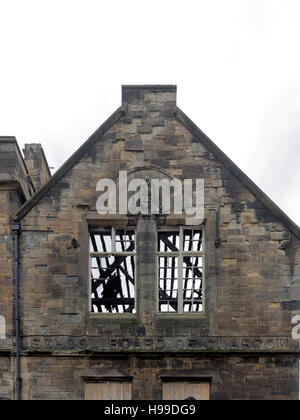 Coquille de vieille école steiner Glasgow avec toit brûlé avec windows mots sculptés de l'école de Glasgow Banque D'Images