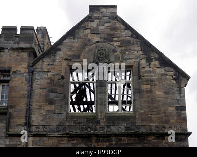 Coquille de vieille école steiner Glasgow avec toit brûlé avec windows mots sculptés de l'école de Glasgow Banque D'Images