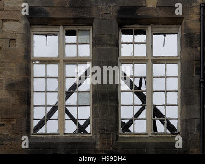 Coquille de vieille école steiner Glasgow avec toit brûlé avec windows mots sculptés de l'école de Glasgow Banque D'Images