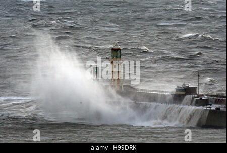 Les vagues déferlent sur le mur du port de Douvres, Kent, comme Angus tempête a frappé le Royaume-Uni devrait atteindre avec des rafales jusqu'à 80mph. Banque D'Images