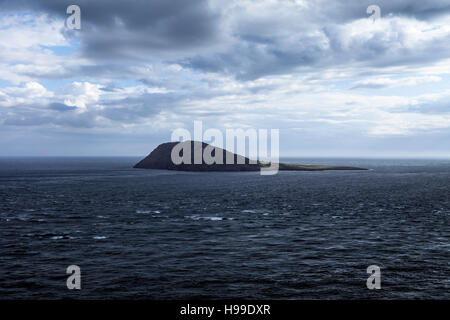 Bardsey Island sous les nuages sombres, Anglesey, Pays de Galles, Royaume-Uni, Amérique du Nord Banque D'Images