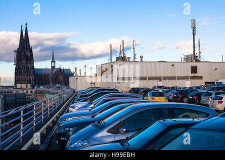 L'Europe, l'Allemagne, Cologne, à plusieurs étages de la magasin Kaufhof, niveau haut du garage, la cathédrale. Banque D'Images