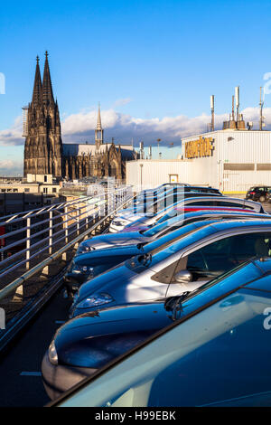 L'Europe, l'Allemagne, Cologne, à plusieurs étages de la magasin Kaufhof, niveau haut du garage, la cathédrale. Banque D'Images