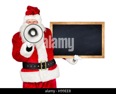 Classique traditionnelle rouge blanc père noël faisant crier fort annonce avec mégaphone mégaphone en bois dans son autre main isolé sur blanc Banque D'Images