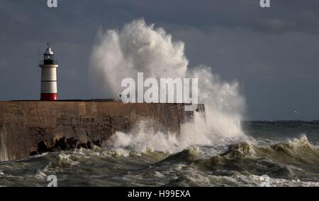 Les vagues s'écraser sur le mur à Newhaven dans l'East Sussex, comme Angus tempête a frappé le Royaume-Uni devrait atteindre avec des rafales jusqu'à 80mph. Banque D'Images