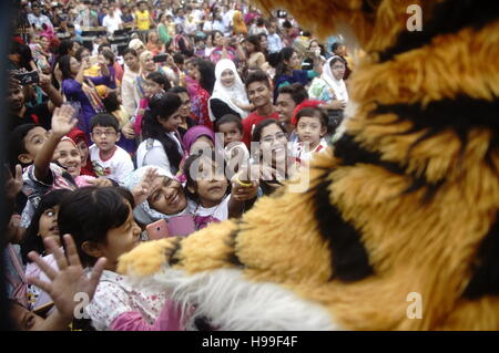 Dhaka, Bangladesh. 20 Nov, 2016. Le Bangladesh organise différents types d'événements pour célébrer la Journée mondiale de l'enfance sur Kalabagan champ. L'Organisation des Nations Unies (ONU) la Journée mondiale de l'enfance, qui a été établi en 954, est célébrée le 20 novembre de chaque année pour promouvoir la solidarité internationale et la sensibilisation des enfants dans le monde entier et améliorer le bien-être des enfants. © Md. Mehedi Hasan/Pacific Press/Alamy Live News Banque D'Images