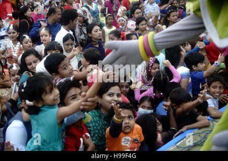 Dhaka, Bangladesh. 20 Nov, 2016. Le Bangladesh organise différents types d'événements pour célébrer la Journée mondiale de l'enfance sur Kalabagan champ. L'Organisation des Nations Unies (ONU) la Journée mondiale de l'enfance, qui a été établi en 954, est célébrée le 20 novembre de chaque année pour promouvoir la solidarité internationale et la sensibilisation des enfants dans le monde entier et améliorer le bien-être des enfants. © Md. Mehedi Hasan/Pacific Press/Alamy Live News Banque D'Images