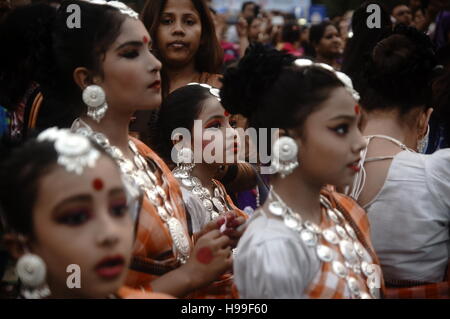 Dhaka, Bangladesh. 20 Nov, 2016. Le Bangladesh organise différents types d'événements pour célébrer la Journée mondiale de l'enfance sur Kalabagan champ. L'Organisation des Nations Unies (ONU) la Journée mondiale de l'enfance, qui a été établi en 954, est célébrée le 20 novembre de chaque année pour promouvoir la solidarité internationale et la sensibilisation des enfants dans le monde entier et améliorer le bien-être des enfants. © Md. Mehedi Hasan/Pacific Press/Alamy Live News Banque D'Images