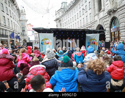 Justin Fletcher, la star de la télévision pour enfants, se produit au village de CBeebies lors de la deuxième édition annuelle de la parade des jouets de Noël des Hamleys, sur Regent Street, dans le centre de Londres. Banque D'Images