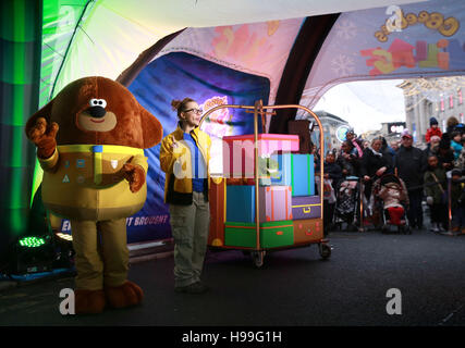 EDITORIAL N'UTILISEZ QUE 'Hey' Duggee effectue au village CBeebies à la deuxième édition de Noël Hamleys Toy Parade sur Regent Street, au centre de Londres. Banque D'Images