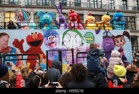 Stars of CBeebies lors de la deuxième parade annuelle des jouets de Noël des Hamleys sur Regent Street, dans le centre de Londres. Banque D'Images