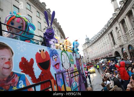 EDITORIAL N'utilisez que des étoiles à la deuxième édition annuelle de CBeebies Hamleys Toy Parade de Noël sur Regent Street, au centre de Londres. Banque D'Images