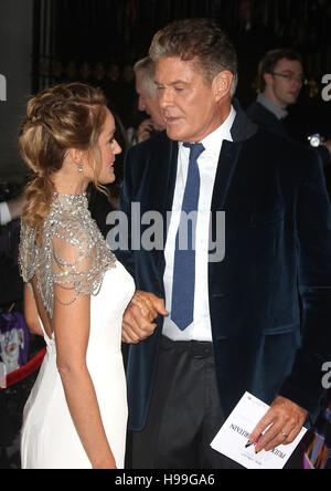 31 Oct 2016 - David Hasselhoff et Hayley Roberts assistant à la fierté de la Grande-Bretagne Awards 2016 à l'hôtel Grosvenor House à Londres, Angleterre, RU Banque D'Images