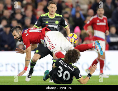 L'Alvaro Negredo Middlesbrough (à gauche) est souillée par le Chelsea David Luiz (à droite) au cours de la Premier League match au stade Riverside, Middlesbrough. Banque D'Images
