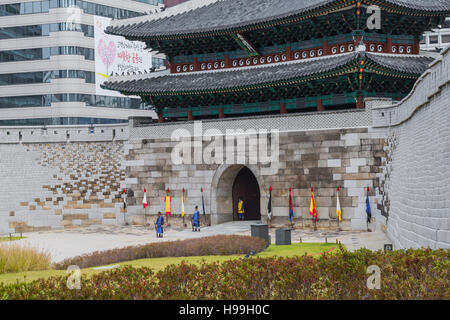 Séoul - le 21 octobre 2016 : Porte Sungnyemun gate (Namdaemun à Séoul, Corée du Sud. Banque D'Images