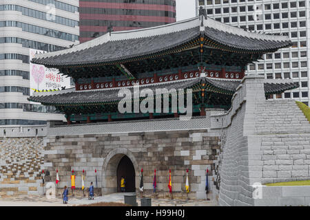 Séoul - le 21 octobre 2016 : Porte Sungnyemun gate (Namdaemun à Séoul, Corée du Sud. Banque D'Images