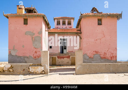 Hôtel particulier à partir de la grande rose a ruiné l'époque coloniale portugaise dans petit village côtier de l'Angola, du désert du Namib. Banque D'Images