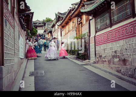 Séoul - CORÉE DU SUD - 21 octobre 2016 : un couple de femmes se promener dans le style traditionnel des maisons de village de Bukchon Hanok à Séoul, Corée du Sud. Banque D'Images