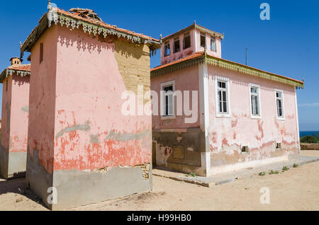 Hôtel particulier à partir de la grande rose a ruiné l'époque coloniale portugaise dans petit village côtier de l'Angola, du désert du Namib. Banque D'Images